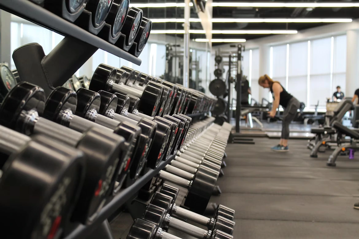 Mujer estirando después de un entrenamiento intenso